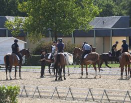 Formateur et élèves à cheval